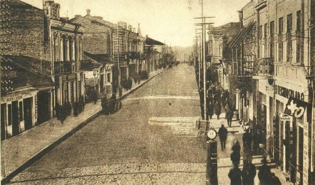 Міжвоєнна вулиця 3-го Мая рясніє вивісками. Праворуч у кадр знову потрапив ресторан “Кавказ”