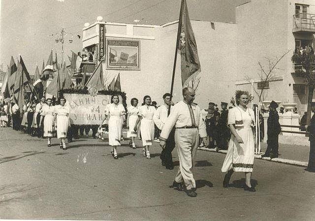 Першотравнева демонстрація у Рівному, 1955 рік. Ресторан “Весна” 