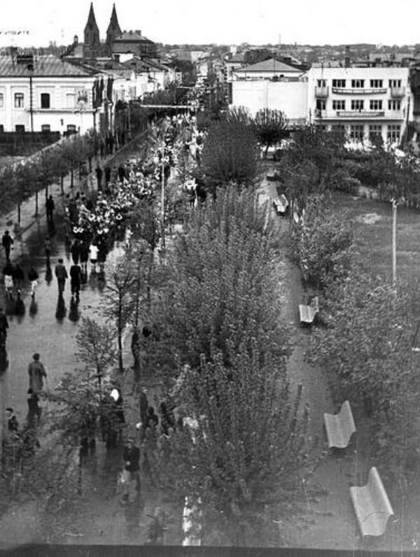 Рівне середини 1950-х, майбутня Театральна площа. Колишній бар Ющука все ще існує