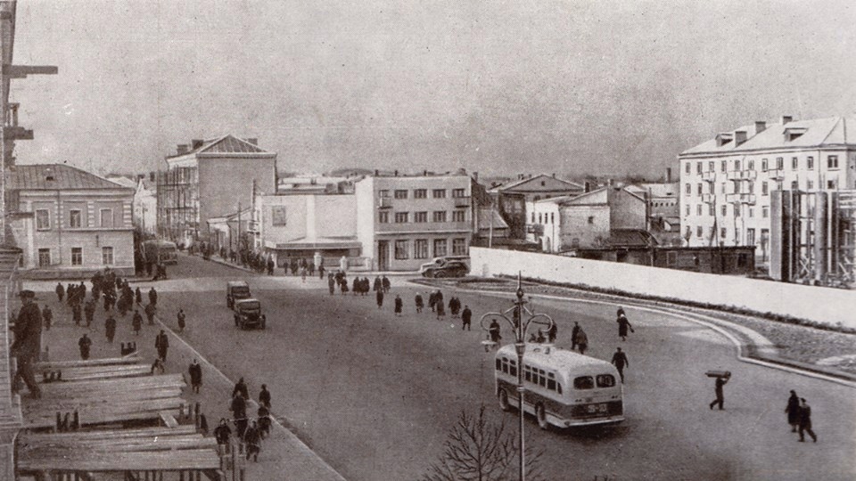 Уже вимальовується Театральна площа, почалось будівництво театру, 1958 рік. Будівля колишнього бару Ющука ще стоїть 