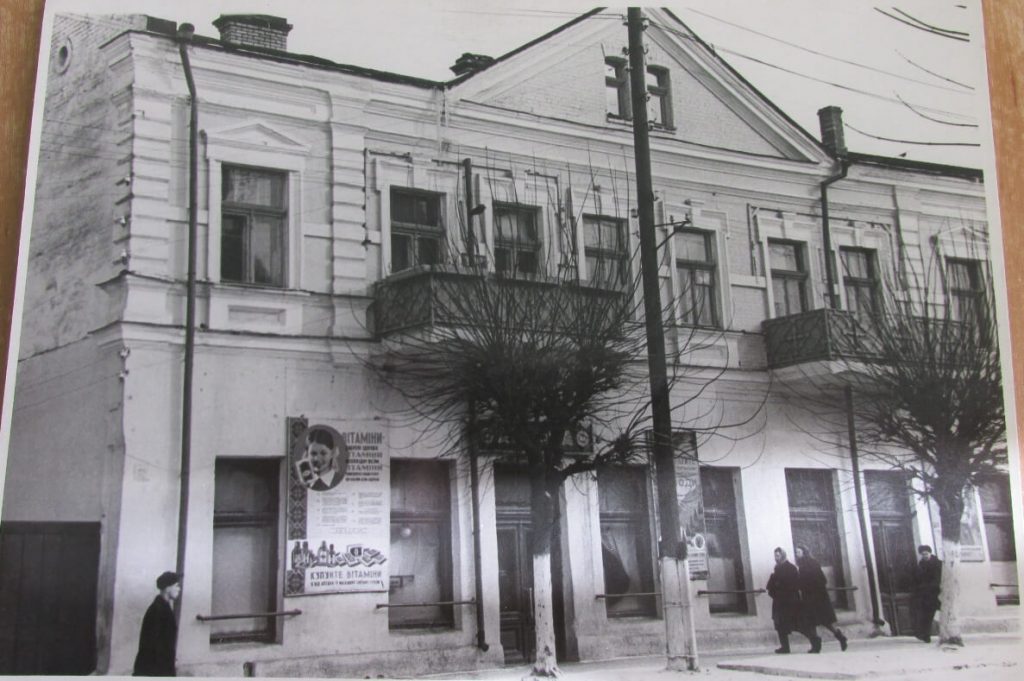 У цьому будинку, що майже не змінився донині, навпроти Свято-Воскресенського собору була кав’ярня “Едвард”. Фото 1950-х