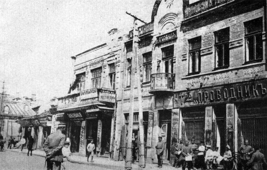 Вивіска на балконі “ресторан” вказує на “Кавказ”