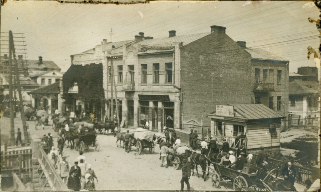 У будинку, фасад якого обплетений зеленню, розміщувався ресторан “Кавказ”. Фото Макса Колтона, 1921 рік (Бібліотека Американського Конгресу)