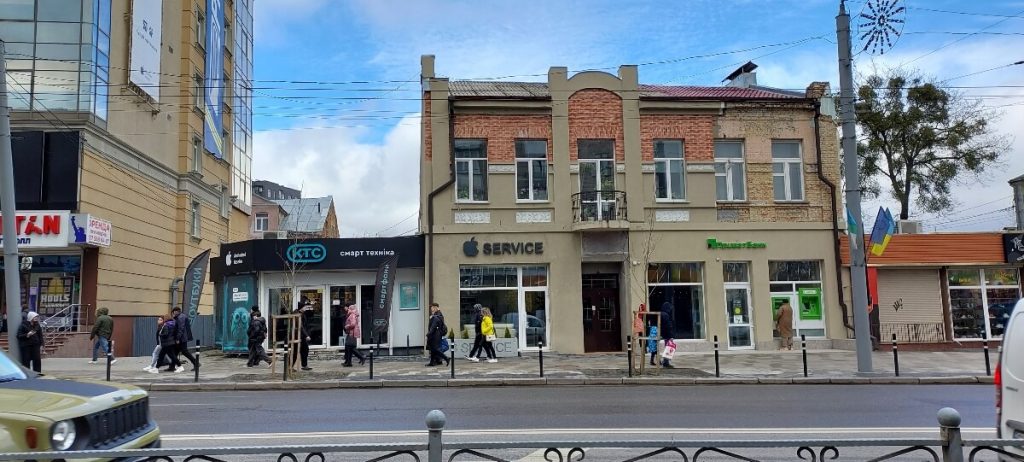 Будинок, що стояв упритул до будинку, в якому був ресторан “Кавказ”, зберігся донині