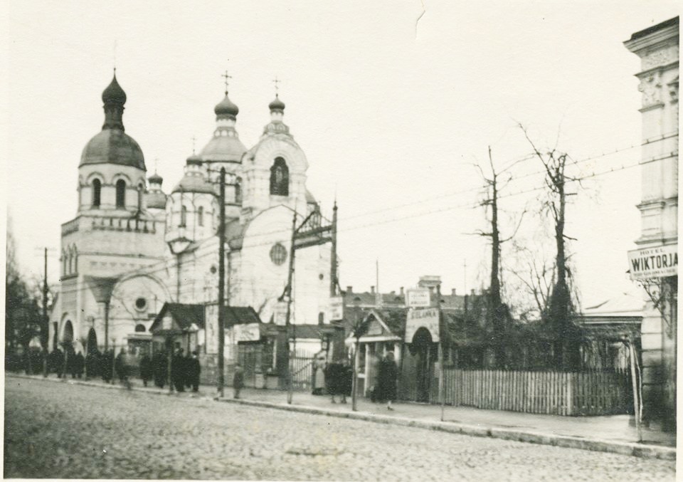 “Sielanka” з французькою кухнею (вхід біля штахетного паркану)