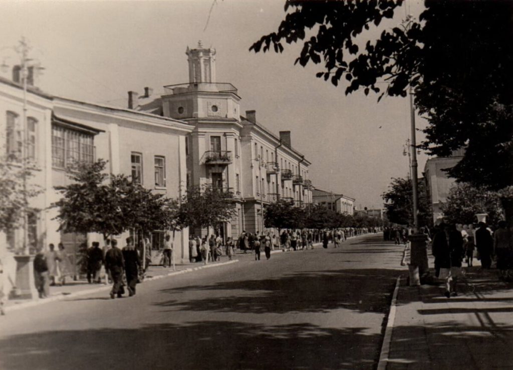 Перед новозбудованим гастрономом “Ровно” – будівля, де в міжвоєнний період розміщувалась цукерня-чайна “Ідрис”, фото 1955 року