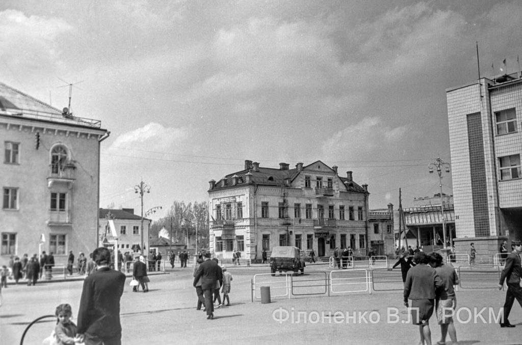 На розі майбутнього Майдану Незалежності будинок, який достояв до початку 1970-х. Там була кондитерська Вилетяла. Фото з оцифрованої РОКМ колекції В.Л. Філоненка