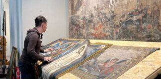 В експозиції виставки старовинних галицьких плащаниць