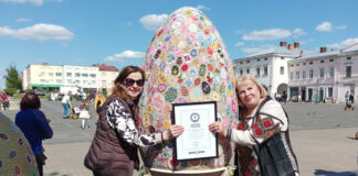 У Жовкві встановили рекорд з виготовлення найбільших вишитих писанок
