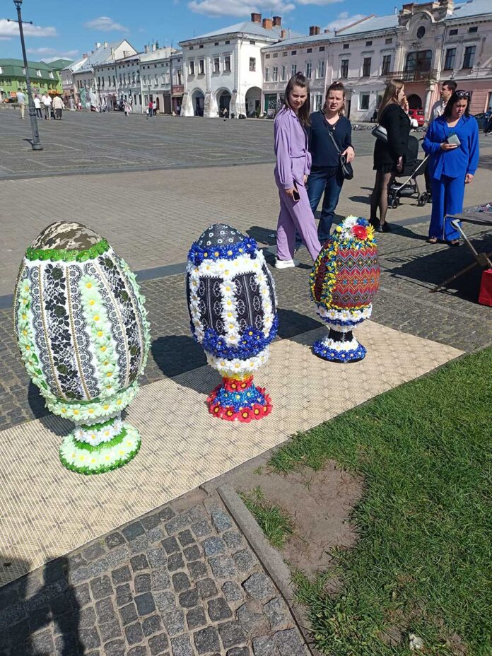 У Жовкві встановили рекорд з виготовлення найбільших вишитих писанок