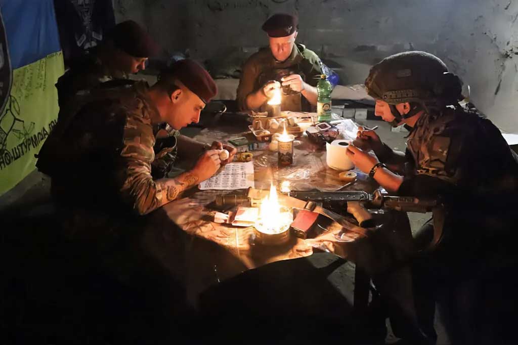 Військові створили писанки, які можна придбати в Гарнізонному храмі. Фото 80 ОДШБ