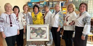 Буські бібліотекарки вишили бісером карту України Вишита бісером карта України