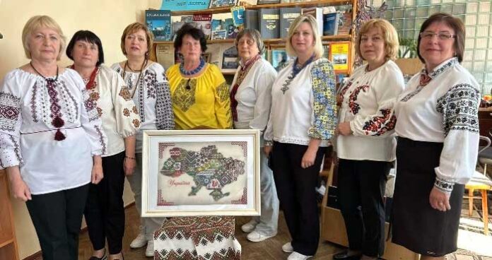 Вишита бісером карта України