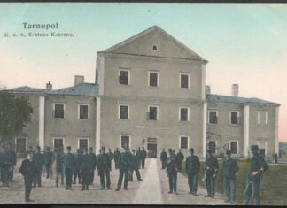 Вояки 15-го піхотного полку біля казарм у Тернополі. Листівка 1910-х років