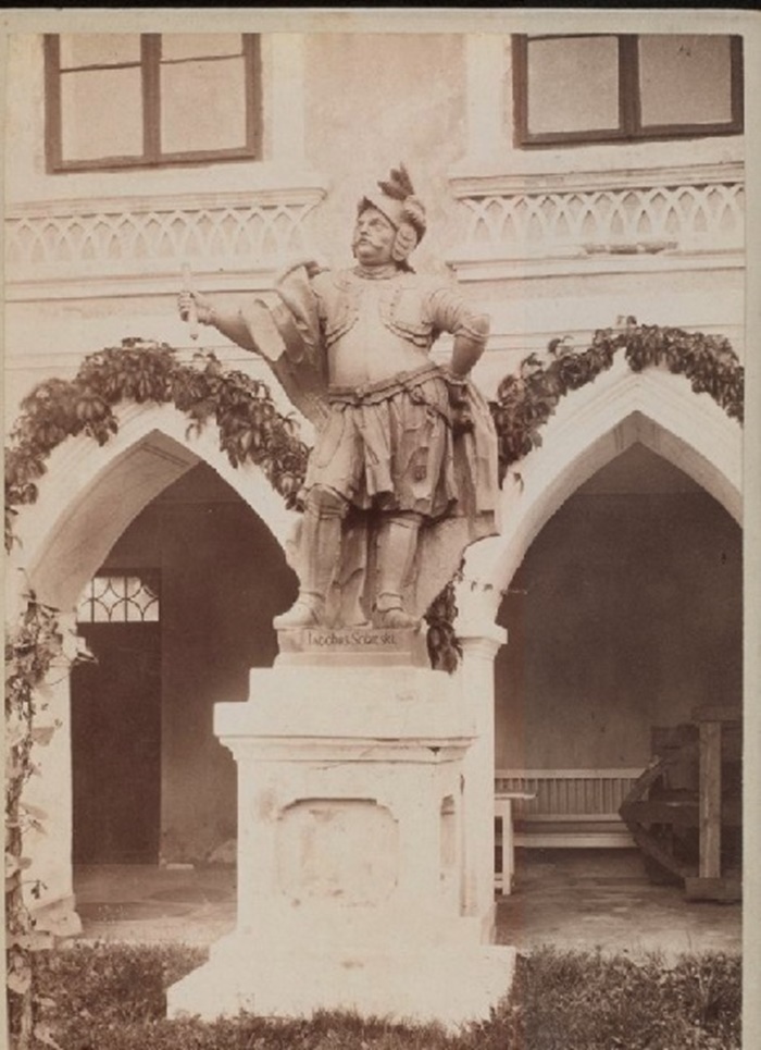 Скульптура на подвір'ї замку в Руді Магерівській