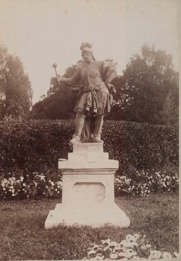 Скульптура на подвір'ї замку в Руді Магерівській