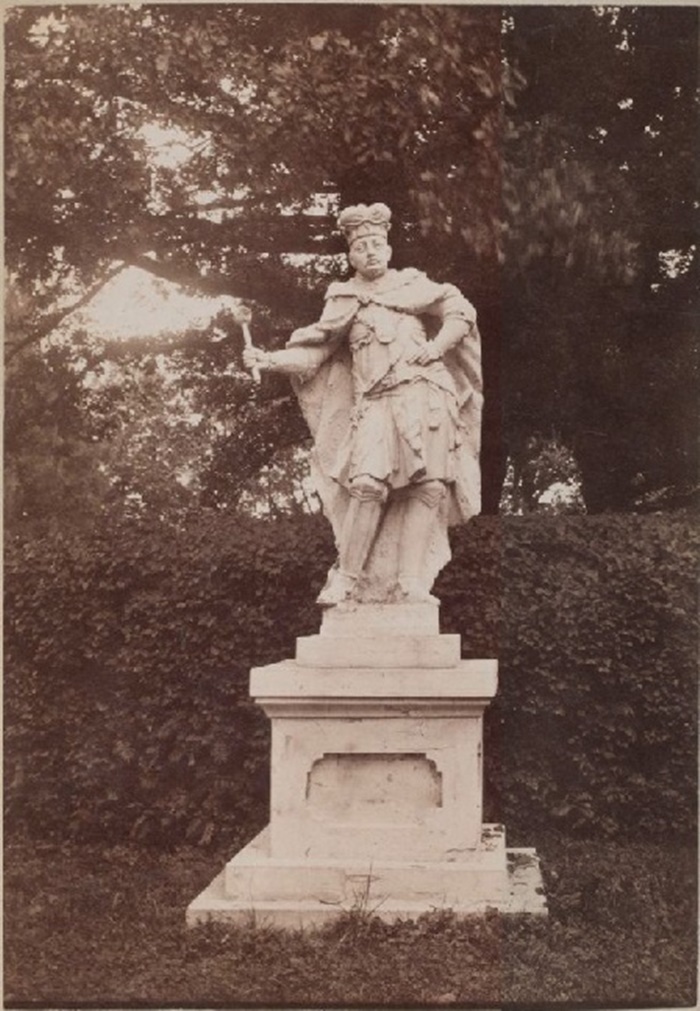 Скульптура на подвір'ї замку в Руді Магерівській