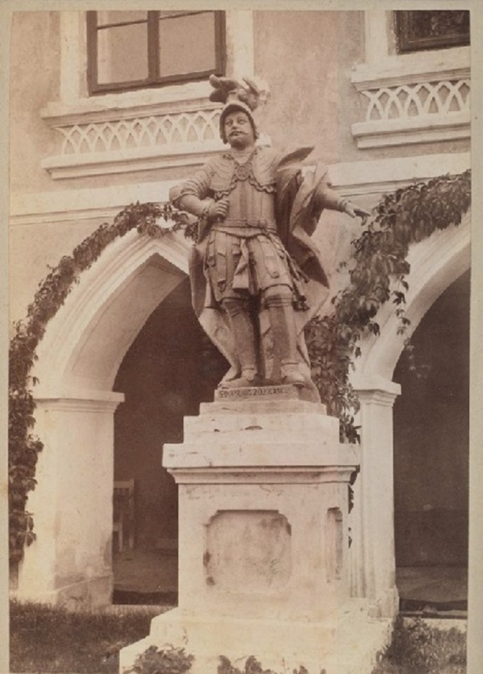 Скульптура на подвір'ї замку в Руді Магерівській