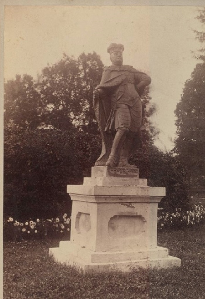 Скульптура на подвір'ї замку в Руді Магерівській