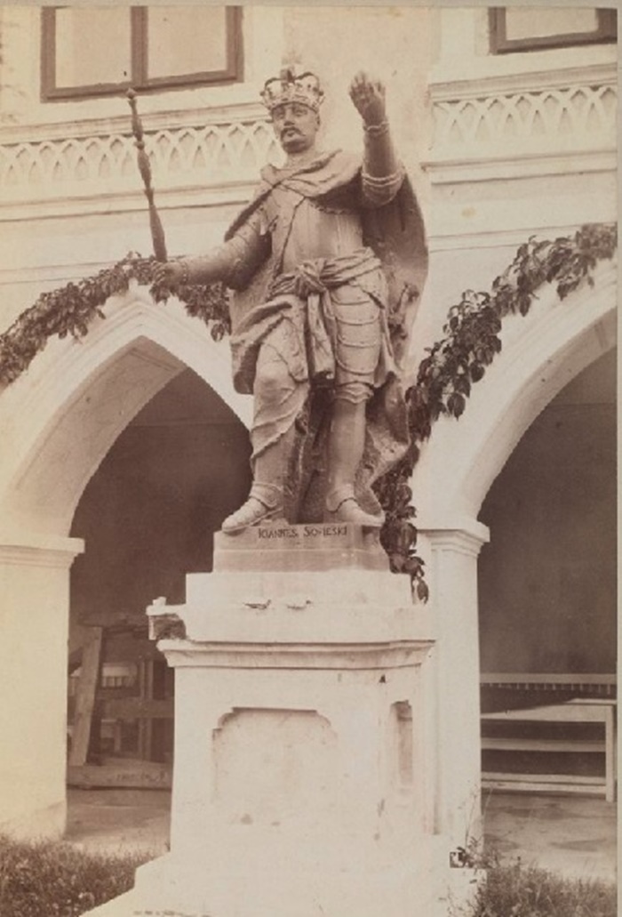 Скульптура на подвір'ї замку в Руді Магерівській