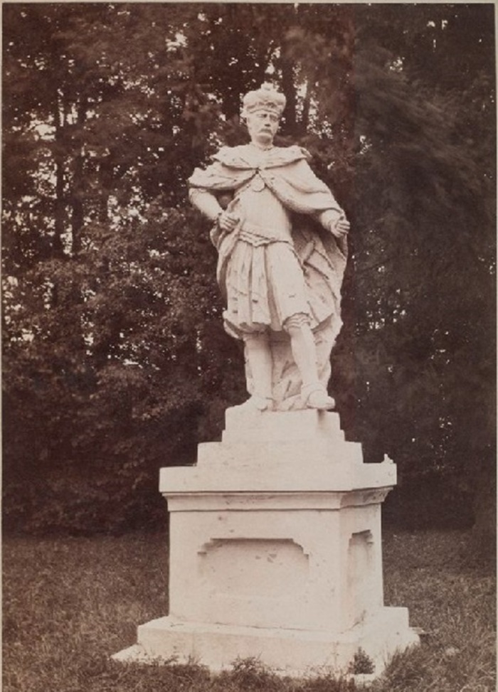 Скульптура на подвір'ї замку в Руді Магерівській