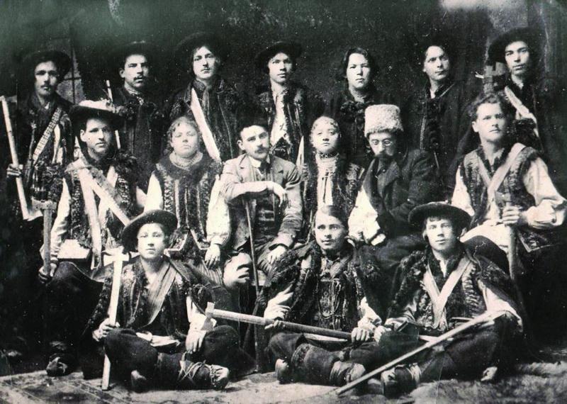 Артисти Гуцульського театру разом із Гнатом Хоткевичем. Фото надав Роман Сінітович