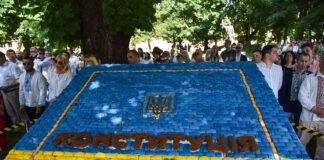 Найбільша Копія Конституції, Яку Виклали Зі Солодощів На Львівщині Встановили Рекорд України