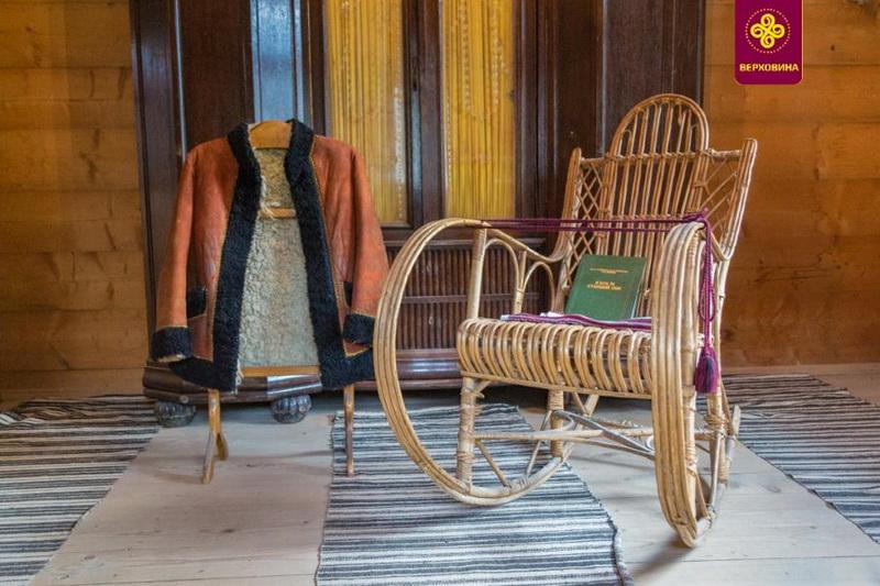 Крісло-гойдалка Михайла Грушевського. Джерело: verkhovyna.life