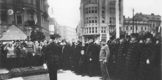 Комендант м. Львова ген. Рімль (на підвищенні) під час промови на урочистостях відкриття “лицаря в зброї”. Фот. М. Мюнц, Львів