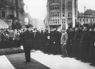 Комендант м. Львова ген. Рімль (на підвищенні) під час промови на урочистостях відкриття “лицаря в зброї”. Фот. М. Мюнц, Львів