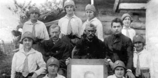 Пластунки з Дрогобича відвідують рідного брата Івана Франка Захара та поетового братанка Гриня. Нагуєвичі, листопад 1924 р. Світлина опублікована: Сова А. Печатка 36 пластового куреня імени Людмили Старицької-Черняхівської у Дрогобичі, 1920-ті рр. // Пластовий шлях. Журнал пластової думки та інформації. – Львів, 2024. – Чис. 2 (214). – С. 48–49.