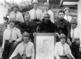 Пластунки з Дрогобича відвідують рідного брата Івана Франка Захара та поетового братанка Гриня. Нагуєвичі, листопад 1924 р. Світлина опублікована: Сова А. Печатка 36 пластового куреня імени Людмили Старицької-Черняхівської у Дрогобичі, 1920-ті рр. // Пластовий шлях. Журнал пластової думки та інформації. – Львів, 2024. – Чис. 2 (214). – С. 48–49.