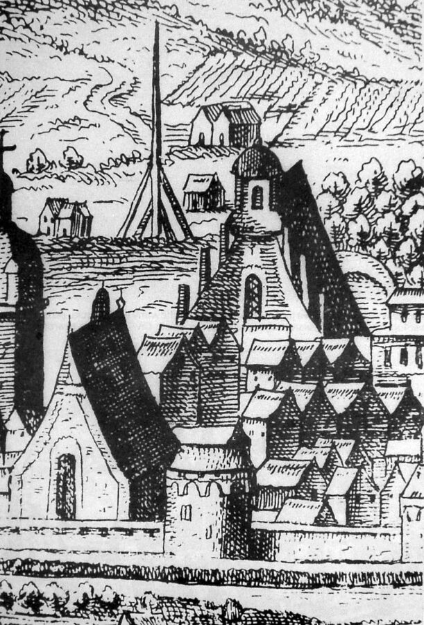 Костел Святого Хреста і монастир францисканців (передній план) у Львові. Фото з https://uk.wikipedia.org/