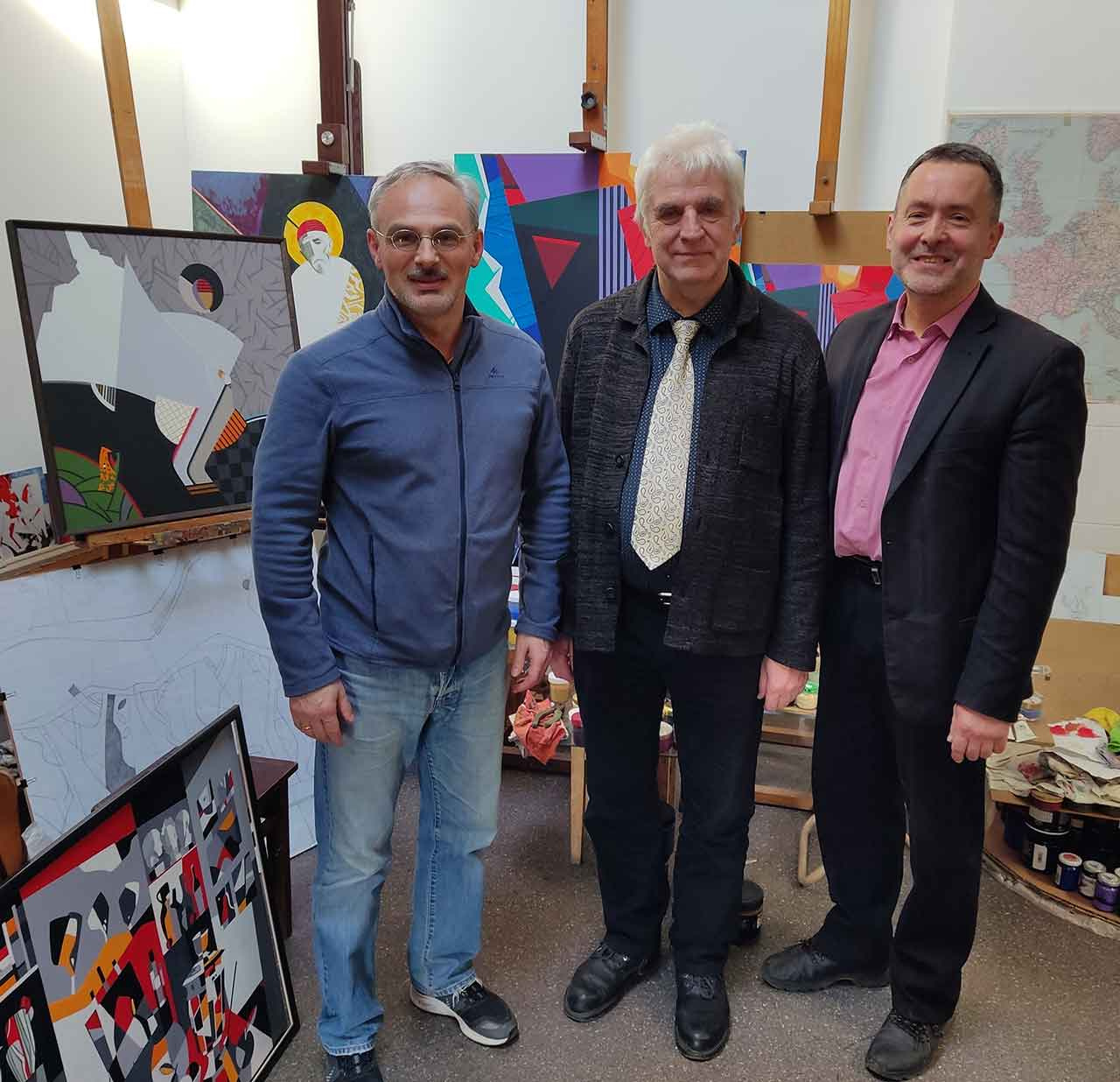 У творчій майстерні Миколи Якимечка. Зліва направо - Тарас Косович, Роман Яців, Микола Якимечко. Світлина Андрія Яціва. 2023