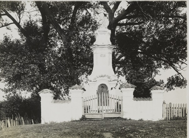 Фігура святого Іона при вʼїзді в місто, 1920-ті.