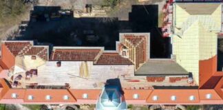 Реставрація даху у сколівському палаці Гредлів