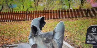 Залишки підірваного пам'ятника Євгенові Коновальцю нині експонуються на подвір'ї його Музею-садиби у Зашкові, як німий докір тоталітарній машині