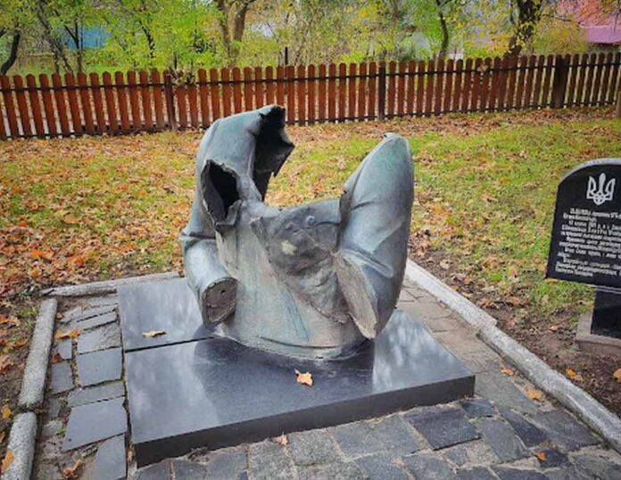 Залишки підірваного пам'ятника Євгенові Коновальцю нині експонуються на подвір'ї його Музею-садиби у Зашкові, як німий докір тоталітарній машині Залишки підірваного пам'ятника Євгенові Коновальцю нині експонуються на подвір'ї його Музею-садиби у Зашкові, як німий докір тоталітарній машині