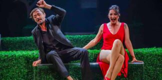 Сцена з вистави "Тартюф" (Тартюф - засл. артист України Юрій Хвостенко та Емілія - Оксана Цимбаліст)