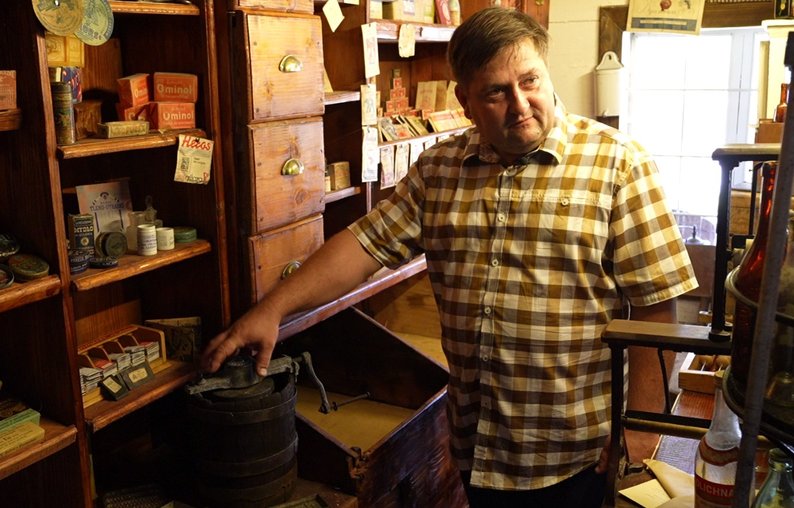 Сергій Силантьєв показує машинку для виготовлення морозива. Суспільне Львів/Ольга Дейнека