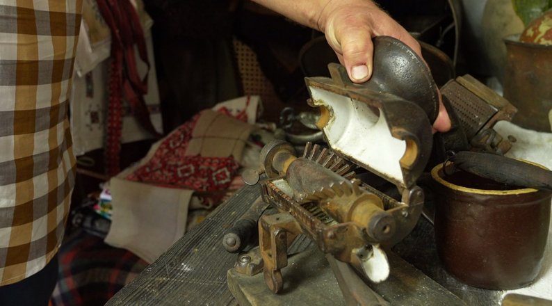 Сергій Силантьєв показує м'ясорубку. Суспільне Львів/Ольга Дейнека