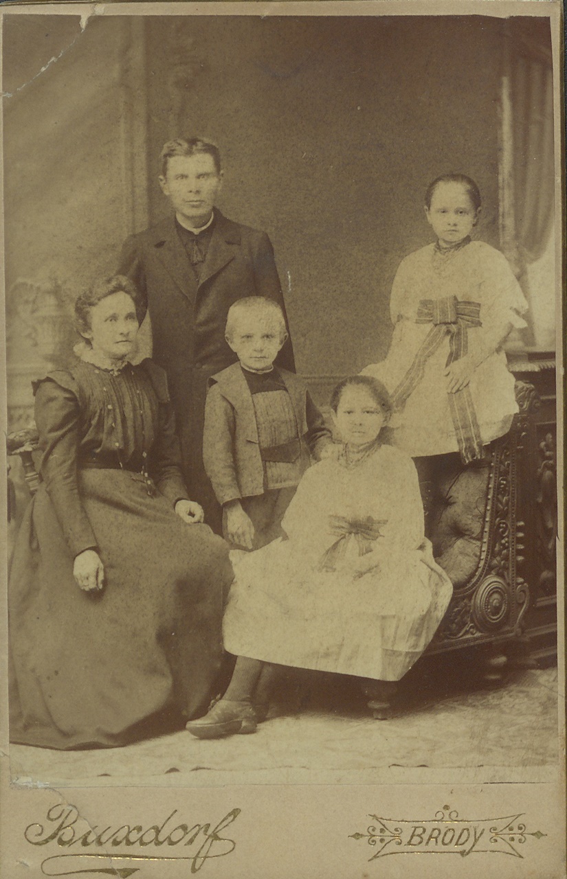 Початок 1900-их, м. Броди. Савина та Михайло Левицькі з дітьми – Іванною, Ольгою і Северином.Ф. 866, оп. 1, спр. 27, арк. 1