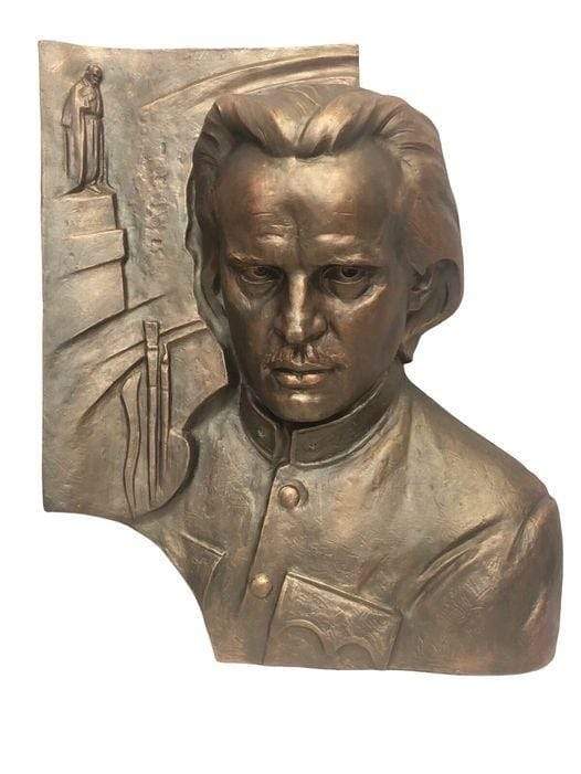 Горельєф хорунжому армії УНР Михайлу Гаврилку. Горельєф виготовлено з бетону, тонованого під бронзу