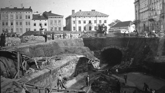 Засклепіння річки Полтви перед Скарбківським театром наприкінці 1890-х років