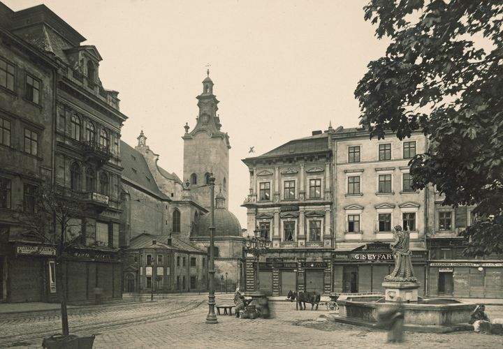 Фонтан зі статуєю Нептуна на площі Ринок у Львові. Фото Facebook / Мандрівка Старим Кордоном