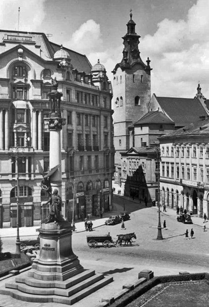 Пам'ятник Адаму Міцкевичу у Львові. Фото Facebook / Мандрівка Старим Кордоном