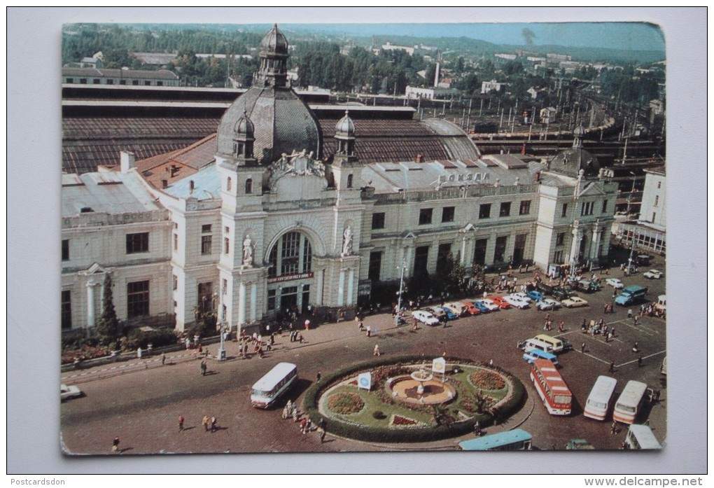 Створений у період радянської окупації фонтан біля головного залізничного двірця у Львові