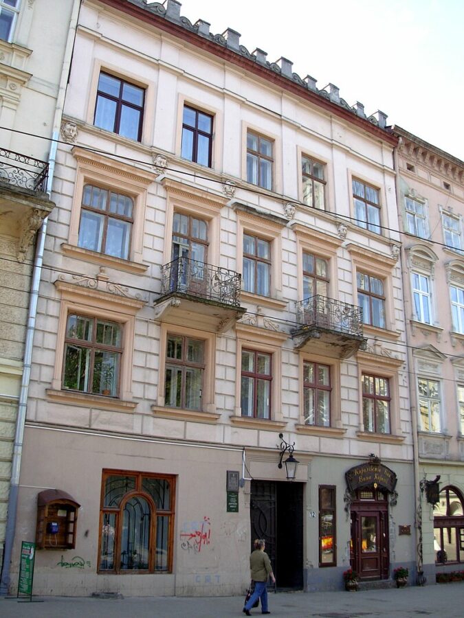 Площа Ринок,12. Кам'яниця Юстгляцівська. Фото з https://uk.wikipedia.org/