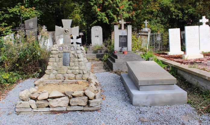 Відновлені поховання автора праці про український герб та прапор Тадея Скотинського та його дружини Ольги Тугович-Скотинської 1904-1949 і діти: Орисі (1942-1942) і Тадея 1939-1946.