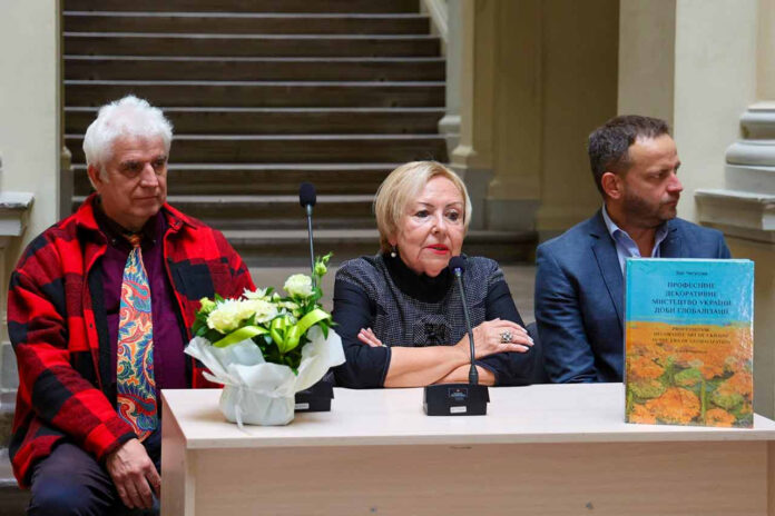 Презентація видання. Світлина з сайту Західного регіонального науково-мистецького центру НАМ України Презентація видання. Світлина з сайту Західного регіонального науково-мистецького центру НАМ України